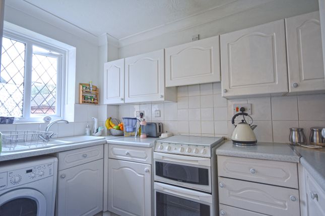 28, Lea Court, Surrey photo 4