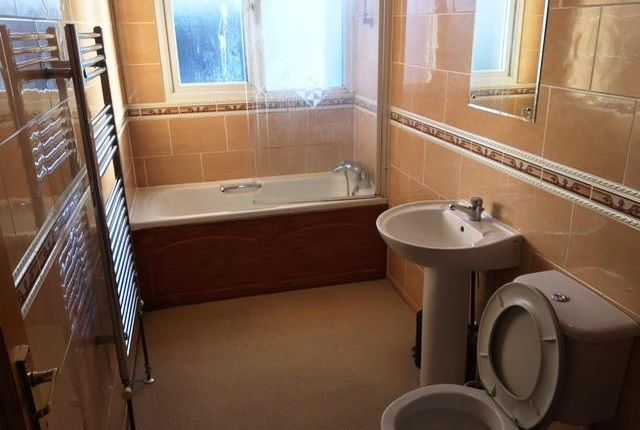 Flat to rent in Crown Terrace, Scarborough