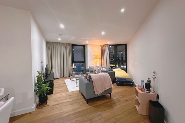 Flat for sale in Flat, Emery Way, London