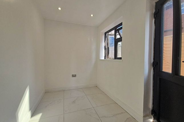Room 3, Basingstoke Road, Reading photo 4