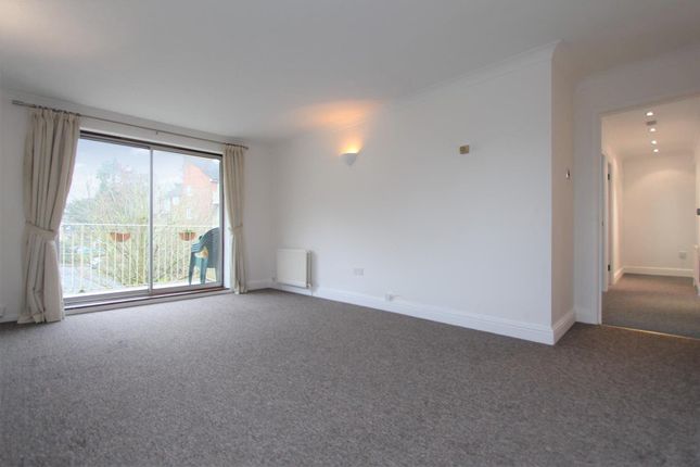 Flat to rent in Dunnymans Road, Banstead