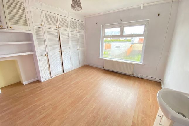 25, Moorlands, Neath photo 4
