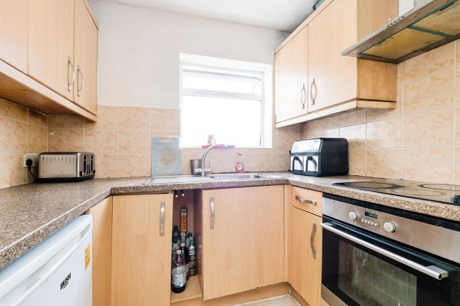 30, Highland Avenue, Dagenham photo 3