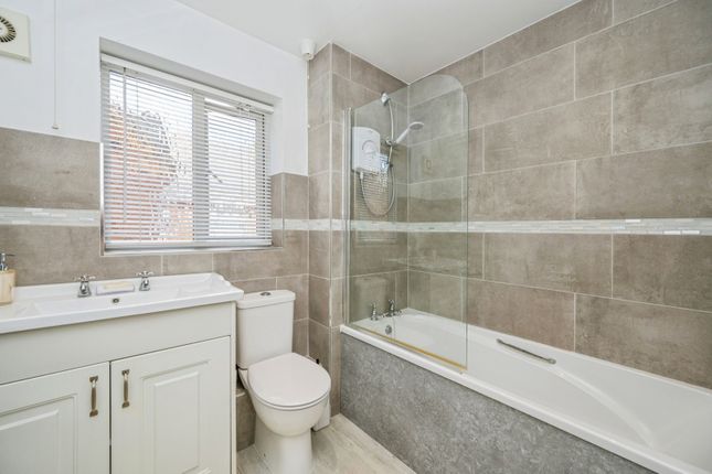 9, Reid Close, Staffordshire photo 3