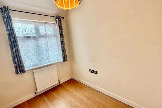 00, Southdown Crescent, Harrow photo 5