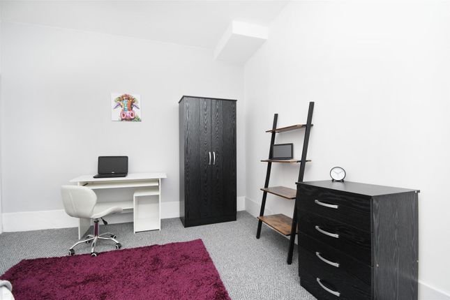 Room 4, 112, Hollingreave Road, Burnley photo 3