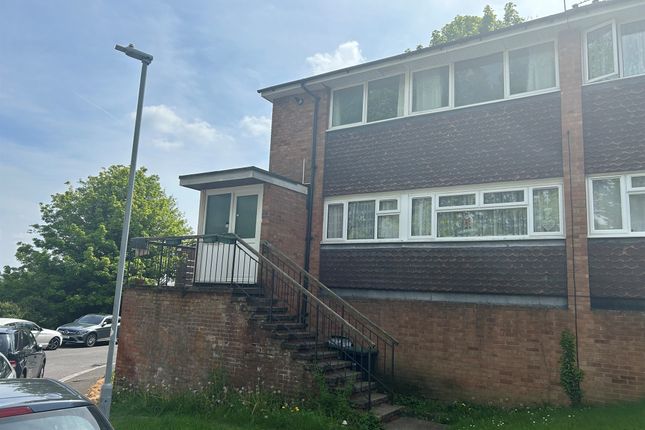 Flat for sale in Lawn Gardens, Luton