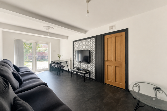 28, Napier Avenue, Southend-On-Sea photo 3
