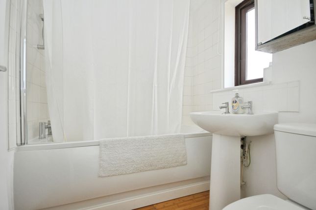 Flat 24 Rowallan Court,, Cumberland Place, London photo 4
