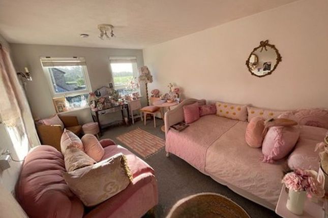 58, Hellyer Way, Bourne End photo 2