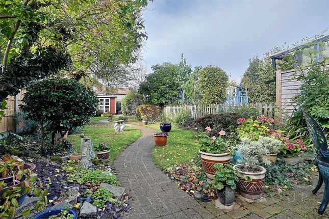 40, Buckingham Close, Enfield photo 2