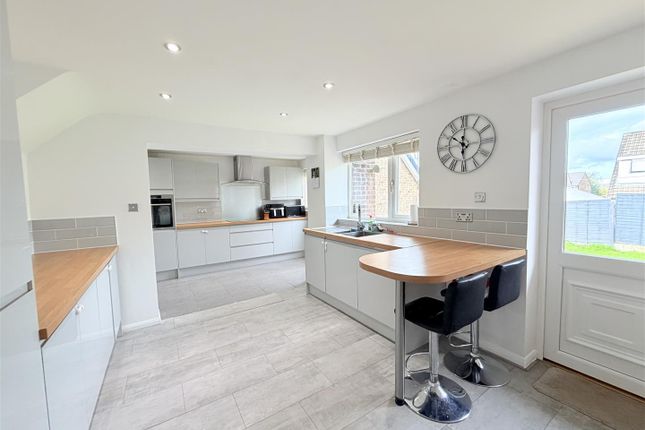 4, Burns Fold, Dukinfield photo 2