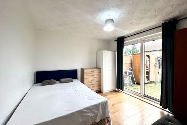 Room to rent in Waddington Street, Stratford, London