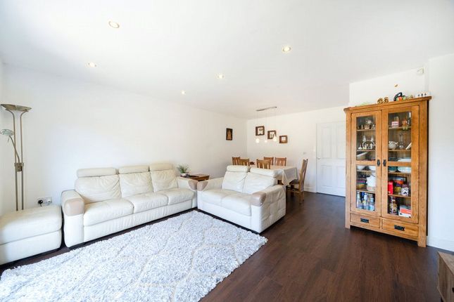 31, Bateson Drive, Watford photo 5