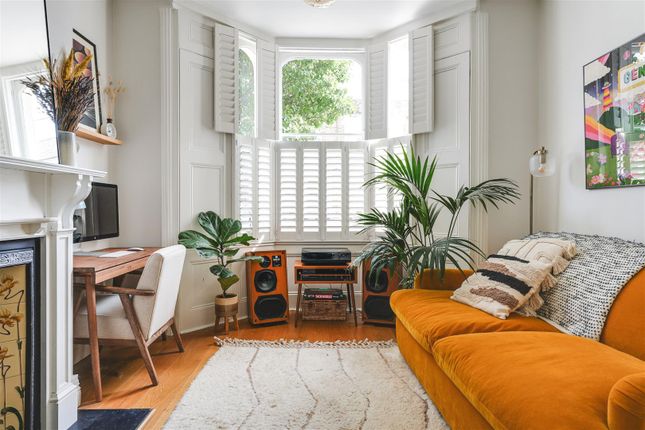 Flat for sale in Alloway Road, London