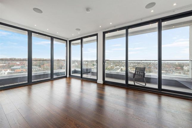 Penthouse for sale in Centre Heights, London