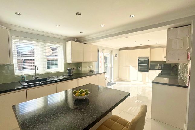 7 Robinson Close, Selsey photo 2
