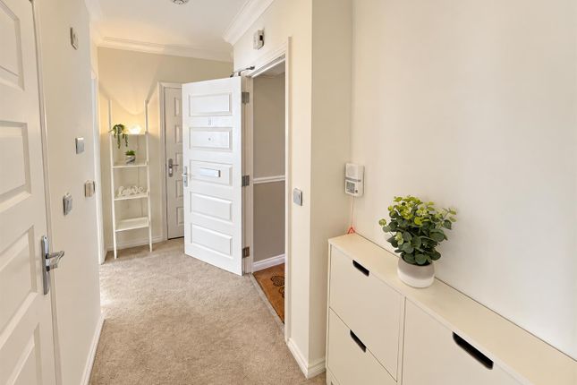 Flat 5, 51 King Henry Lodge, Hall Lane, London photo 2