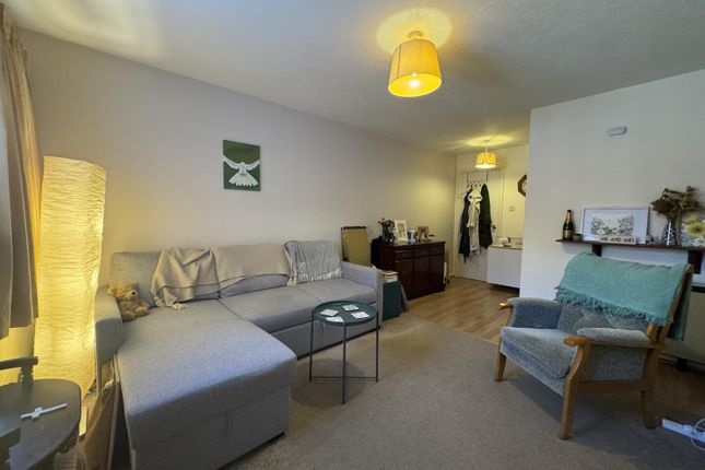 55, Jersey Road, Crawley photo 3