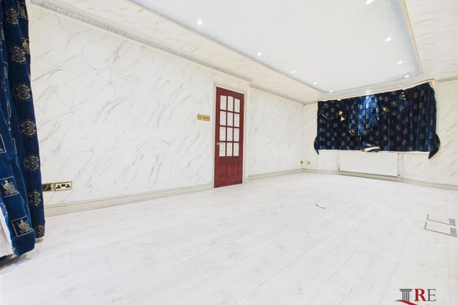 12, Buckingham Gardens, Edgware photo 2