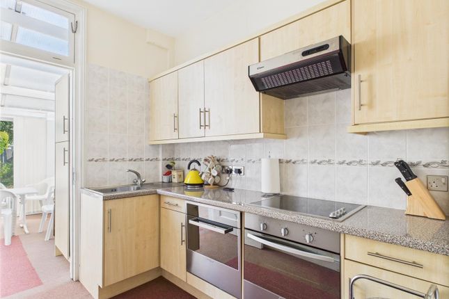 21, Lewis Place, Porthcawl photo 3