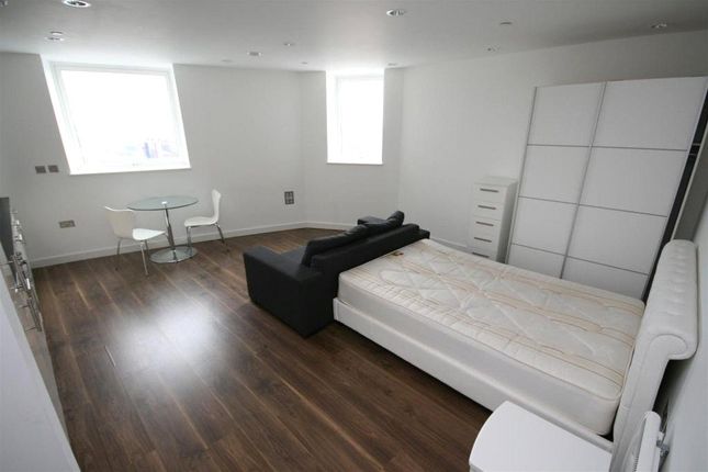 Studio to rent in The Heart Blue, Media City Uk, Salford M50