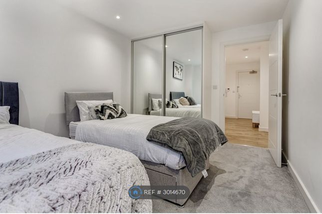 Flat, Radley House High Street, Slough photo 3