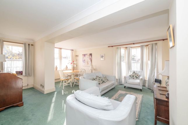 Flat 2 De L`Angle House, The Green, Canterbury photo 3