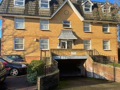 Thumbnail Flat to rent in Millstream Close, Palmers Green London