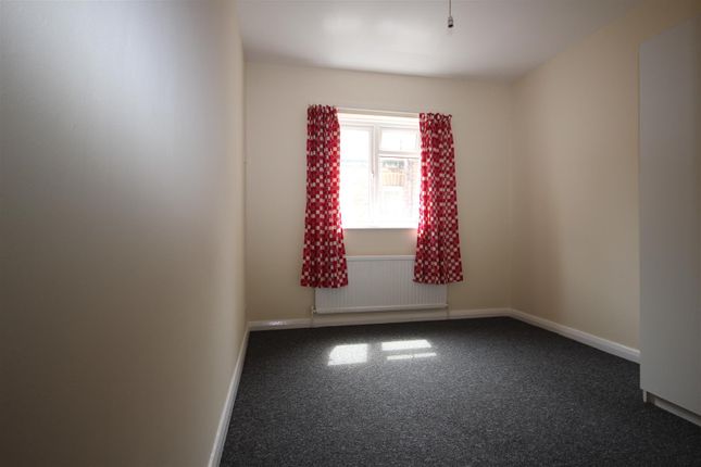Flat to rent in Goodson Road, Harlesden