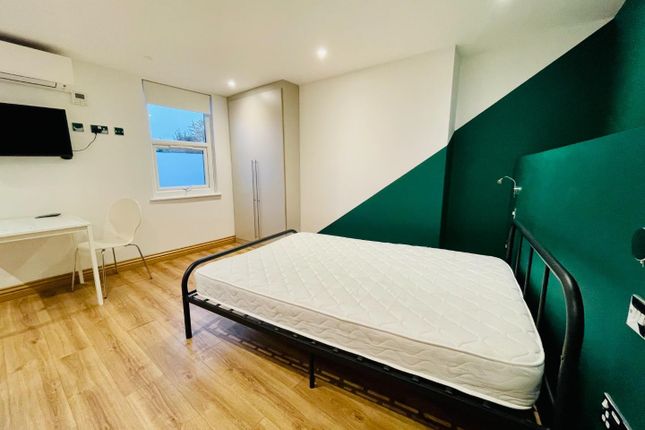 Studio to rent in The Avenue, West Ealing, London.