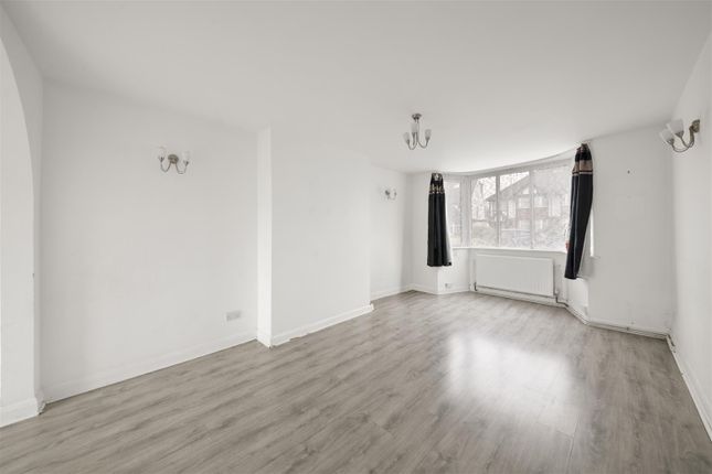 8, Roundways, Ruislip photo 3