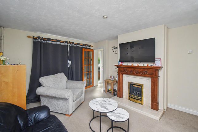 4, Heathfield Walk, Corby photo 4