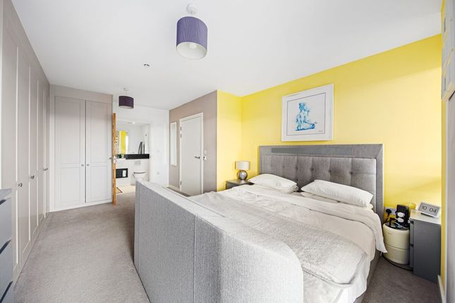 Flat for sale in Cable Walk, London