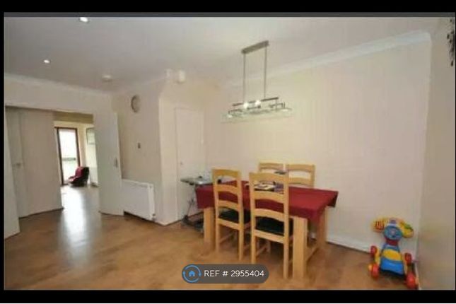 Silverdale Court, Leacroft, Staines-Upon-Thames photo 4