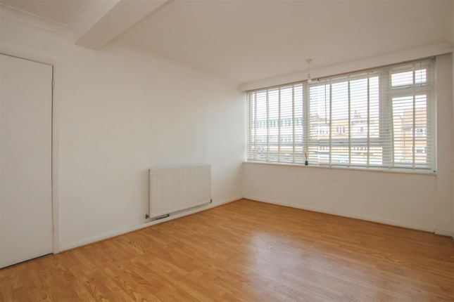 67a, Hutton Road, Brentwood photo 2