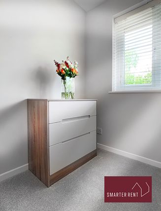 36 , The Orchard, Lightwater photo 4