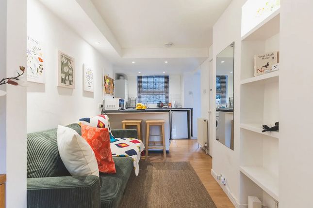 Flat Flat 4, Gatliff Close, Ebury Bridge Road, London photo 4