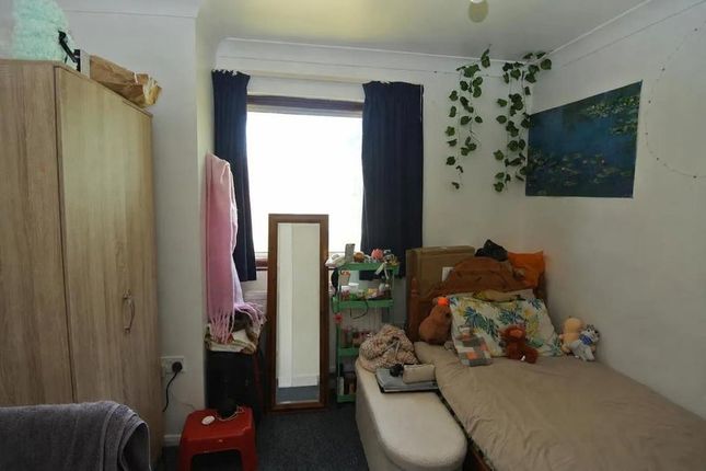 39, Elmbank Avenue, Englefield Green photo 4