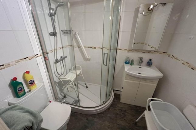 Flat 19, Westwood Court, Enfield photo 4
