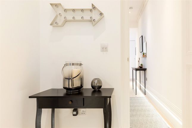 Flat for sale in Warwick Square, London