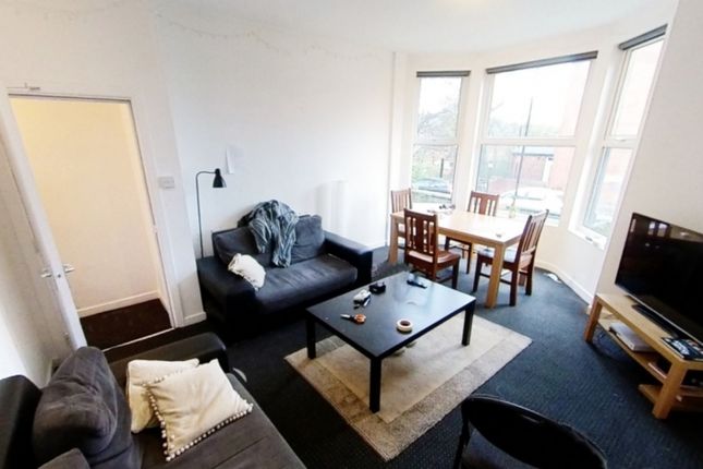Flat to rent in Chestnut Avenue, Hyde Park, Leeds