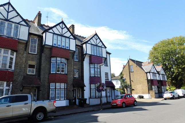 Flat to rent in The Avenue, Lower Sunbury