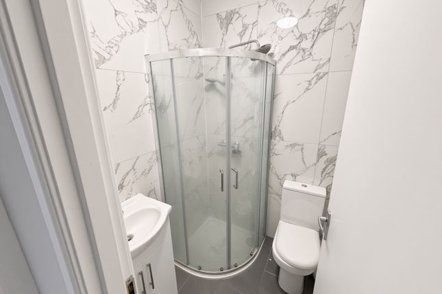 Flat B 22, Palmerston Cresent, London photo 3