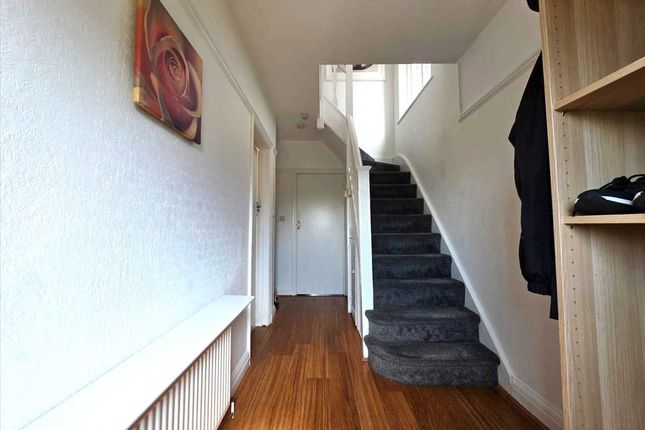12, Glenwood Grove, Kingsbury photo 2