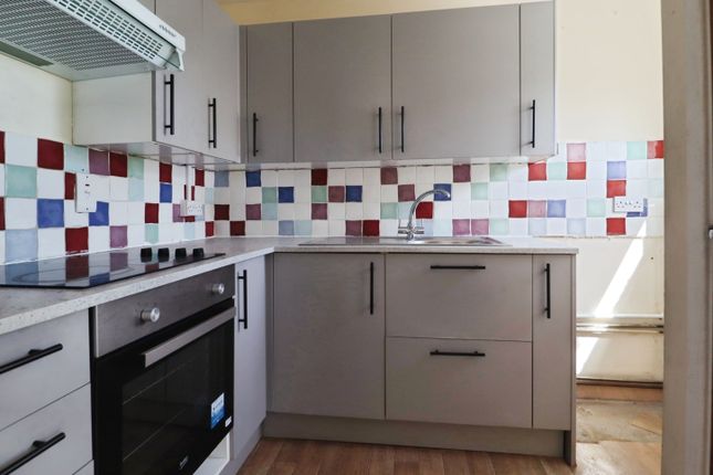 Flat 24/Stephenson Court, Wordsworth Avenue, Cardiff photo 2