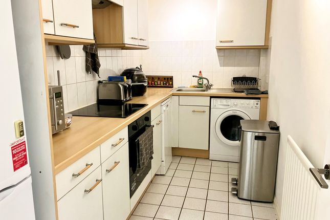 Flat to rent in Dexter Close, St.Albans