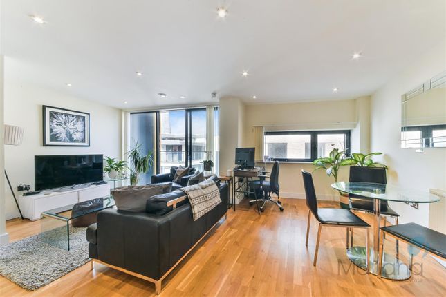 Flat to rent in Arc House, Maltby Street, Tower Bridge, London