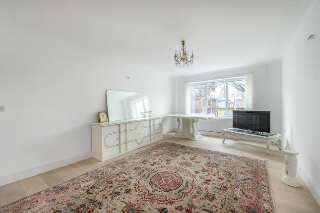 Flat for sale in Abbots House, Holland Park, London