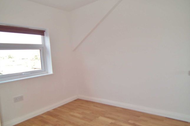 Flat 2, Coombe Road, New Malden photo 3